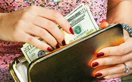 Оралда анасы туған қызын бөтен ер адамдарға сатқан