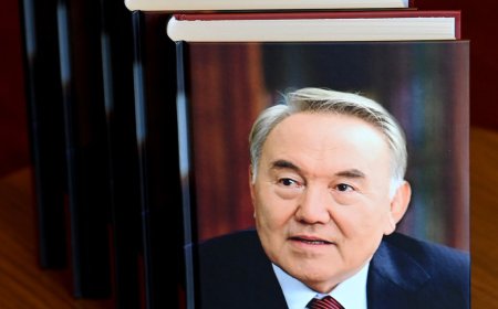 "Қазақстан аруына" деген махаббат, "бәйбішесінің" кешірімі, заңсыз некеден туған ұлдар. Назарбаевтың кітабы не туралы?
