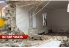 Атырауда көшелерді су басып, үйлердің қабырғасы опырылып жатыр