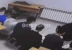 Мектеп оқушылары сабақ үстінде жұма намазын оқыған