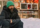 Белгілі әншінің көшеде қайыр сұрап отырған фотосы тарады