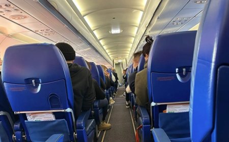 Ұшақ бортында адам көз жұмды