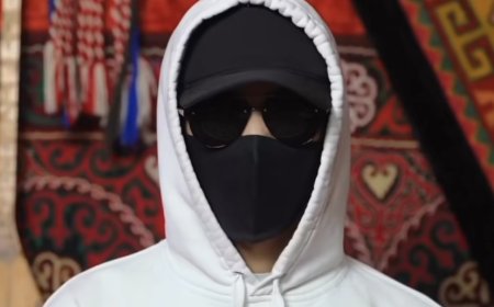 «Димаш Құдайберген»: Қара маскалы жігіттің кім екені белгілі болды