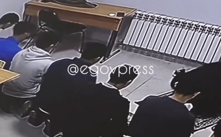 Мектеп оқушылары сабақ үстінде жұма намазын оқыған