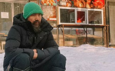 Белгілі әншінің көшеде қайыр сұрап отырған фотосы тарады