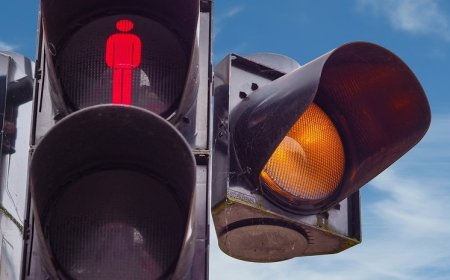 Бұдан бұлай бағдаршамның сары түсіне өткен жүргізушілер жауапқа тартылады