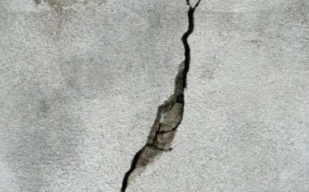 Қабырғасы жарылып, едені опырылған: тұрғындар баспанасын тастап кетіп жатыр