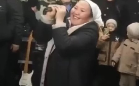 Қарақияда көпбалалы ана 16 келілік гір тасын 20 мәрте көтерді (ВИДЕО)