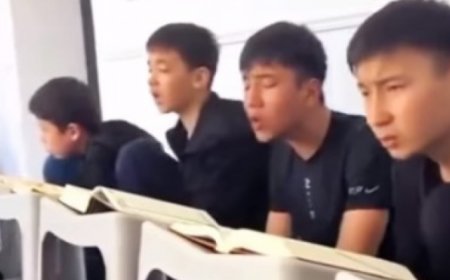 «Гипноз күйінде»: Психолог құран жаттап отырған балалардың видеосына қатысты пікір білдірді