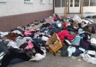 Су тасқыны: Көмекке жіберілген киімдер шашылып далада жатыр