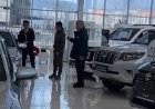 «Қала суға кетіп жатыр, ал шенеуніктер көлік қарап жүр»: Атырауда әкімдік қызметкерінің автосалонда жүрген видеоcы тарады