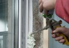 БҚО тұрғыны монтаж көбігімен үйін тасқын судан сақтап қалды (ВИДЕО)