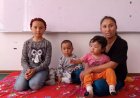 «Аш балаларға өзен суын бердік»: Алты баламен су ортасында қалған ақтөбелік отбасы қалай аман қалғандарын айтты