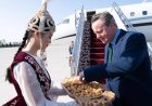 «Орталық Азия елдері үшін тым артық»: Қазақстанға қымбат әрі сәнді ұшақ мініп келген Ұлыбритания министрінің басы дауға қалды