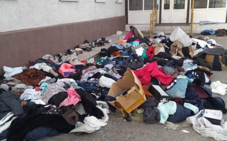 Су тасқыны: Көмекке жіберілген киімдер шашылып далада жатыр