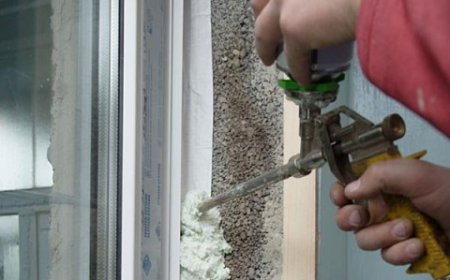 БҚО тұрғыны монтаж көбігімен үйін тасқын судан сақтап қалды (ВИДЕО)