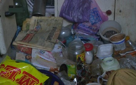 Алматыда ер адам баспанасын қоқысқа айналдырған