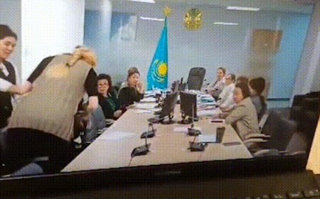 Түркістанда әкімдік қызметкері комиссия отырысына келген әйелді ұрып жіберген