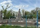 Ақтөбелік кәсіпкер көзі тірісінде өзіне бейіт салып, ескерткіш орнатып алған