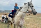 «Талай құласа да қайтпайды»: Жетісу облысында 3 жасар бүлдіршін аттың құлағында ойнайды