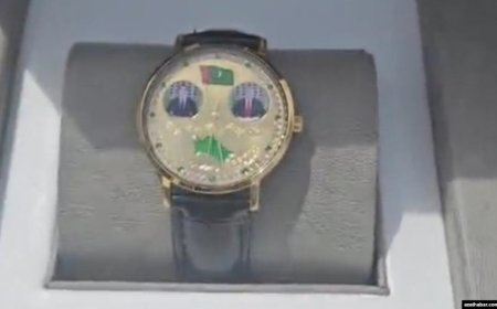 Ел билігі шенеуніктерді экс-президенттің суреті бар сағат сатып алуға мәжбүрлеп жатыр