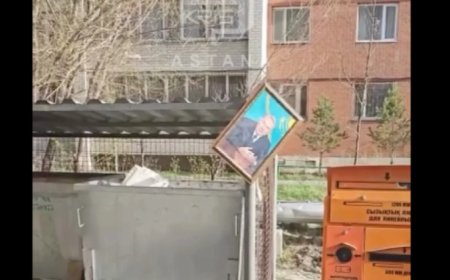 Астанада біреулер Назарбаевтың портретін қоқыс контейнеріне іліп кеткен (ВИДЕО)