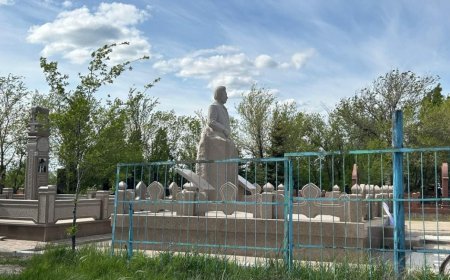 Ақтөбелік кәсіпкер көзі тірісінде өзіне бейіт салып, ескерткіш орнатып алған