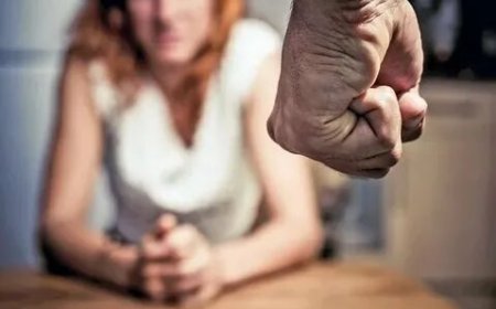 Алматыда ер адам бұрынғы әйелін тепкілеп жатқанда қасында екі жігіт қарап тұрған (ВИДЕО)