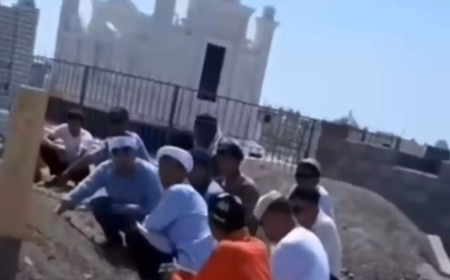 «Өшір ананы»: мазар топырағына саусағын тығып, сүре оқып жатқандардың ВИДЕОСЫ тарады