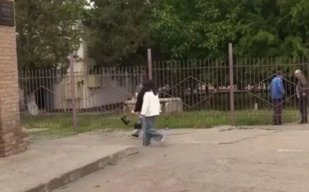 «Ағай бізді құшақтайды»: Түркістанда мектеп директорының күйеуі оқушы қыздарға қол жүгірткен