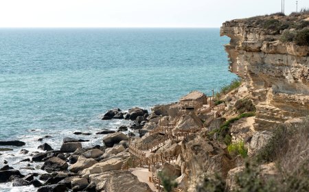 Ақтауда 12 жастағы бала құздан құлап кетті