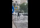 «Көліктер жүрмейді, жүзеді»: Астана тағы суға астында қалды (ВИДЕО)