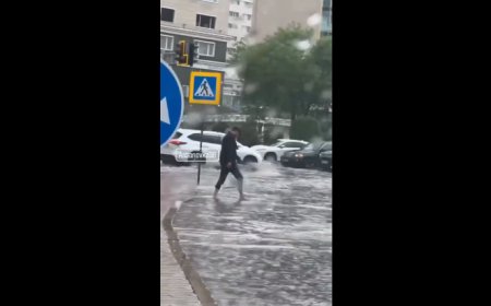 «Көліктер жүрмейді, жүзеді»: Астана тағы суға астында қалды (ВИДЕО)