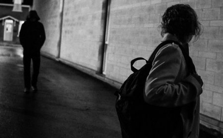 «Өмірім көз алдымнан өтті»: Алматылық бойжеткен өзін бейтаныс адамның аңдығанын айтты