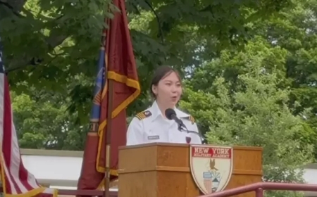 «Ең үздік»: Нью-Йорктегі әскери академияның бітіру кешінде қазақша сөйлеген қыз көпшілікті тәнті етті