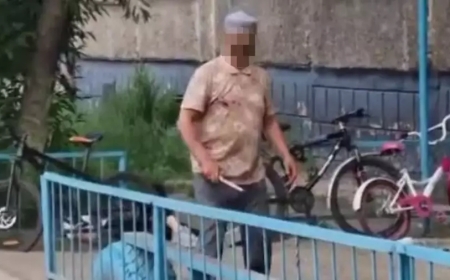 Павлодарда тұрғыны адам бауыздап тастап, түк болмағандай орындықта тынығып отырған (ВИДЕО)