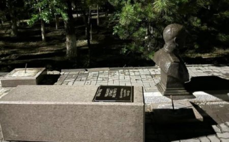 Атырауда 7 жастағы қызды ескерткіш басып қалды