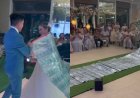 «Кредит алды ма екен, қасқа бала»: Тойда күйеу жігіт қалыңдығына ақшадан жасалған кілем сыйлады