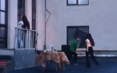 «Директорымыз тапжылмады»: Өскеменде актриса қойылым кезінде биіктен құлап кетті