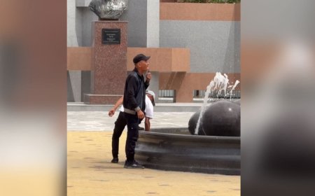 Ақтауда тұрғындар субұрқаққа жуынып жатыр