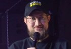Әзіл айтамын деп қамауға алынған танымал комик бостандыққа шықты