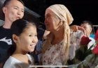 «Қайда жүрсе де аман болсын»: Демеу Жадыраевтың анасы көзіне жас алды
