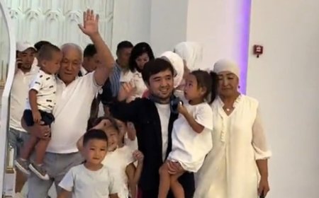 «Жағаласып, ұлының артынан қалмайды»: Елдос Сметов анасын сынағандарға жауап берді