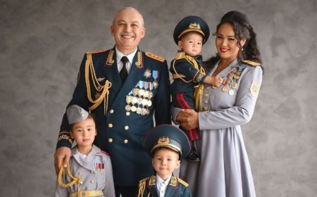 «Әйелі жас, балалары кішкентай»: Қорғаныс министрі отбасын көрсетті