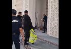 «Түрмеден босат!»: Мешітте полицейлерге пышақ ала жүгірген молла жұрттың зәресін ұшырды (ВИДЕО)