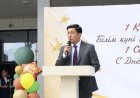«Міне, нағыз директор»: Алматыда бүлдіршіндермен билеген мектеп директоры желіні шулатты (ВИДЕО)