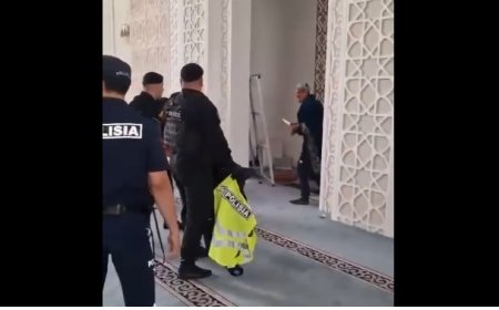 «Түрмеден босат!»: Мешітте полицейлерге пышақ ала жүгірген молла жұрттың зәресін ұшырды (ВИДЕО)