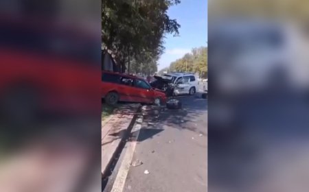 Қарағандыда қала ортасында 6 көлік соқтығысып, бір адам мерт болды