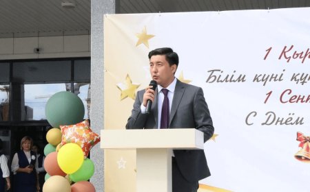 «Міне, нағыз директор»: Алматыда бүлдіршіндермен билеген мектеп директоры желіні шулатты (ВИДЕО)