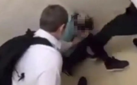 Бір топ жасөспірім оқушыны соққыға жығып, оны видеоға түсірген